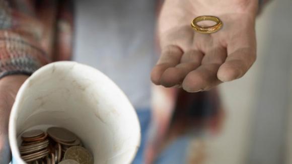 Un vagabundo devuelve el anillo brillante dado por accidente a su ama