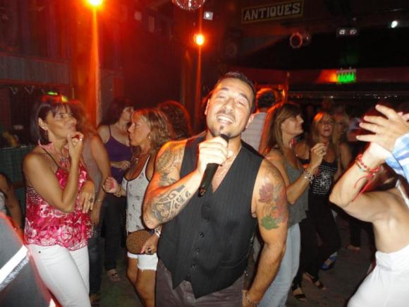 FOTOS SHOW GUSTAVO SANTILLAN EN¨LA VENTOLA¨ AYER