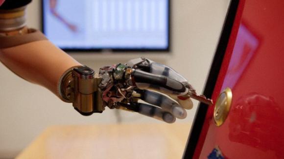 Crean una mano biónica capaz de devolver el sentido del tacto