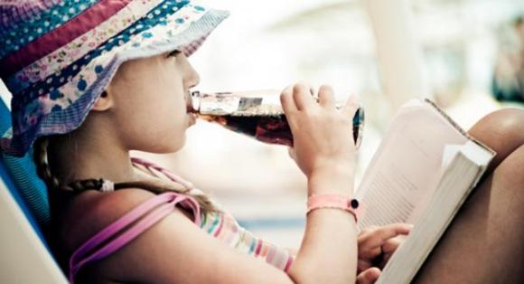 Envases de gaseosas dulces deberían incluir advertencias de caries, piden odontólogos