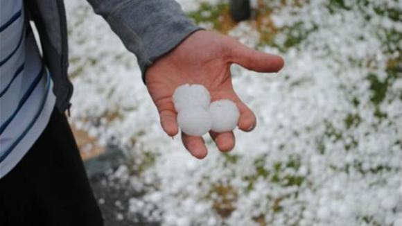 Video: Un ‘diluvio’ de bolas de hielo devasta Mar del Plata