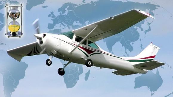 Un piloto se prepara para atravesar medio globo con combustible hecho con desechos