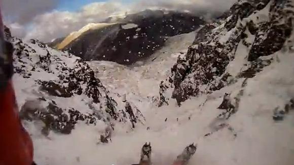 Escalofriante caída de un alpinista por un barranco de hielo