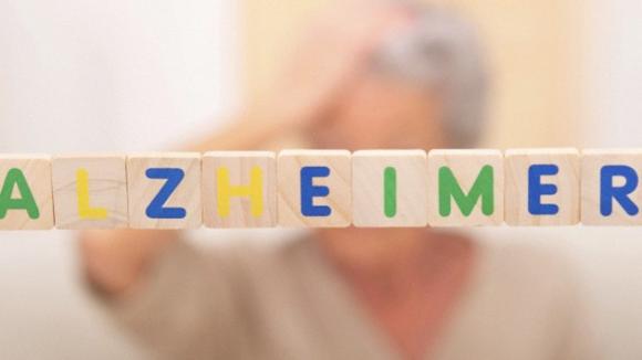 Científicos están elaborando una prueba para detectar el alzhéimer en la sangre