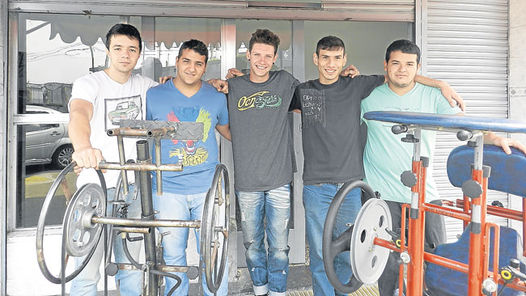 Alumnos de una escuela técnica Argentina idearon un aparato que permite pararse y moverse a discapacitados motrices‏