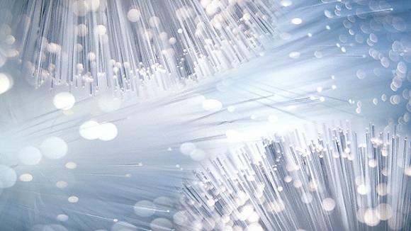 Crean una fibra óptica que transmite datos casi a la velocidad de la luz