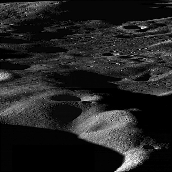 Inusuales campos eléctricos de la Luna hacen saltar el polvo de un lado a otro