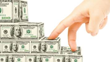 Vuelven a subir las comisiones y ya cuesta casi 50% girar dinero desde la Argentina