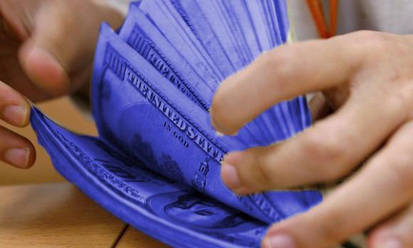 El dólar blue baja once centavos y cotiza a $8,32 para la venta y el Merval cae mas de 7%.