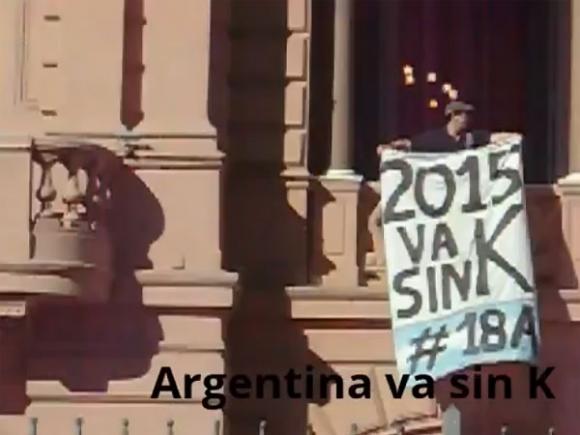 Cuelgan una bandera en la Rosada con un mensaje contra el gobierno nacional