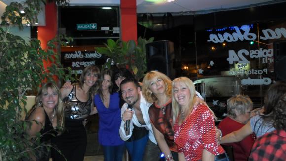 FOTOS SHOW GUSTAVO SANTILLAN EN¨9 REINAS¨AYER