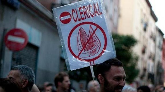 En Madrid, la «procesión atea»: pocos ateos, muchos insultos y preocupantes incitaciones a la violencia