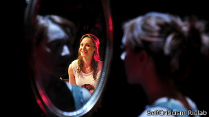 ¿De qué color es un espejo?