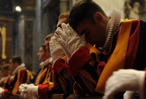 La Guardia Suiza es una señal de que Cristo siempre llama a los jóvenes, afirma el Papa