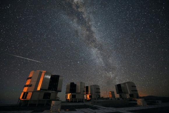 Descubren restos rocosos como la Tierra en torno a un par de estrellas