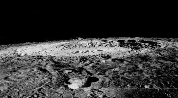 Creen que cráteres de la Luna contienen minerales alienos 