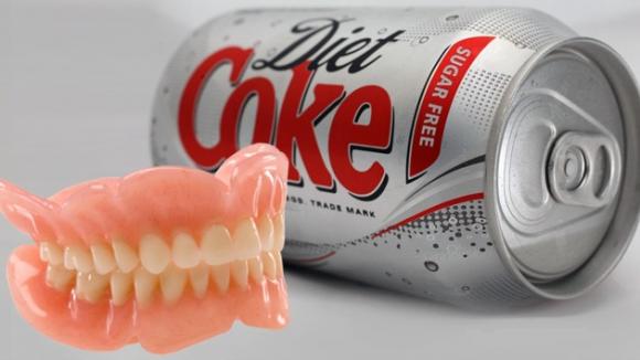 Cuidado con lo que beben: los refrescos bajos en calorías les harán perder los dientes