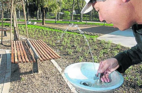 Por ley, repondrán bebederos en plazas y parques porteños