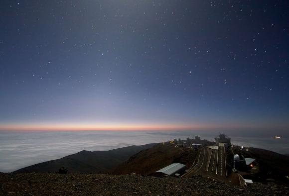 Imágenes de la luz zodiacal muestra el Observatorio La Silla en Atacama, Chile