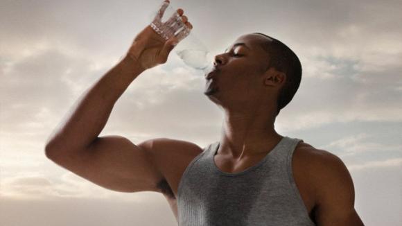 Inventan una máquina que convierte el sudor en agua potable