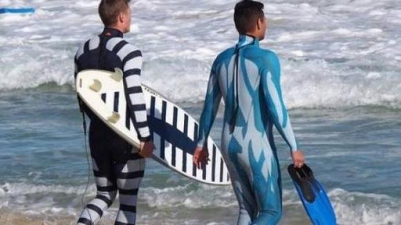 Crean trajes y tablas de surf a rayas para repeler tiburones en Australia