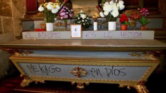 Horda abortista profana Catedral de Santiago de Chile en plena Misa