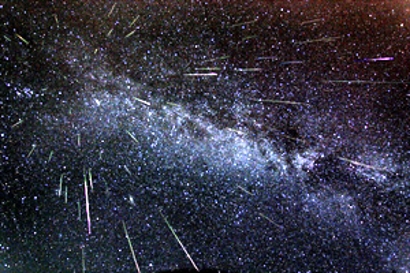 Lluvia de estrellas perseidas se observa como un espectáculo y un riesgo para los satélites