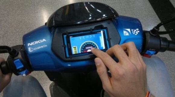 Alumnos de un colegio secundario Argentino desarrollan un sistema para manejar la moto desde el celular