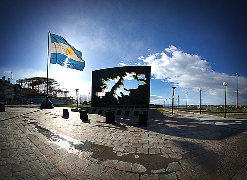 Un duro editorial inglés contra el enclave colonial de Malvinas y Gibraltar