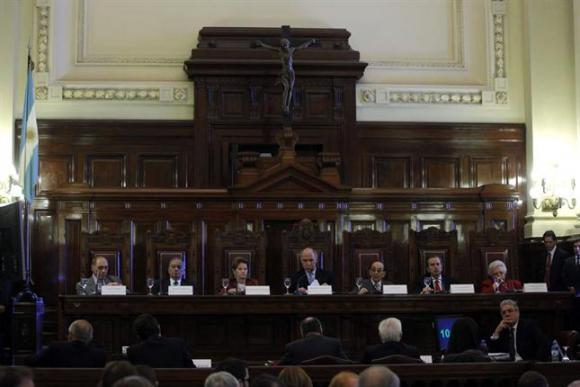 La Corte puso en aprietos a los representantes del Gobierno y de Clarín
