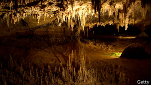 ¿En cuánto tiempo se forman estalagmitas y estalactitas?