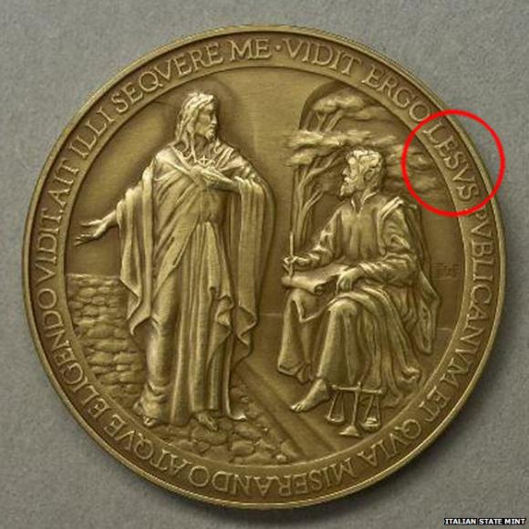 El Papa se queda sin medallas por un error de tipografía