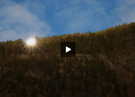 Espejos gigantes iluminan pequeño pueblo en oscuro valle de Noruega