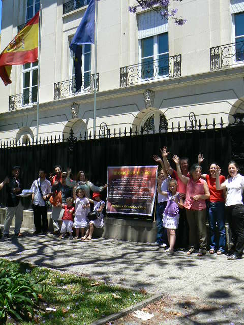 Por el aborto cero, Para Hacerse Oír-Hablemos Claro frente a la Embajada de España en Buenos Aires