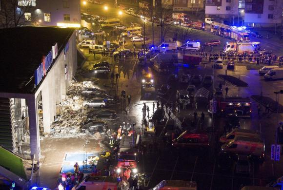 El derrumbe del techo de un centro comercial en Riga causa 32 muertos
