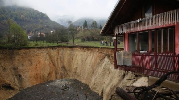 Un misterioso agujero se traga un estanque de 20 metros de diámetro en Bosnia
