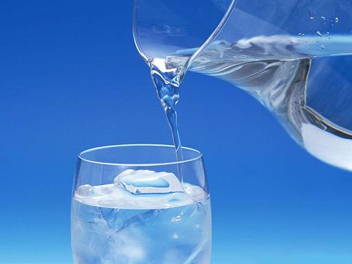 Consumir agua con las comidas ¿es recomendable para la salud?