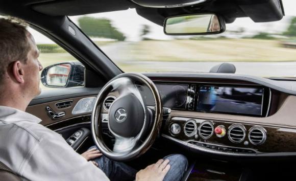 Coches sin conductor: Google, Mercedes o Nissan, en la carrera por el coche autónomo