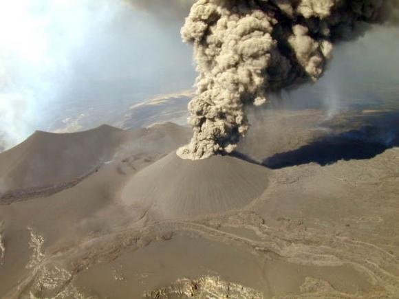 Volcán Etna erupciona comprometiendo el espacio aéreo