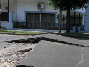 Por la intensa ola de calor se registran roturas en el asfalto