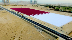Una bandera de Qatar tan grande como siete estadios de fútbol