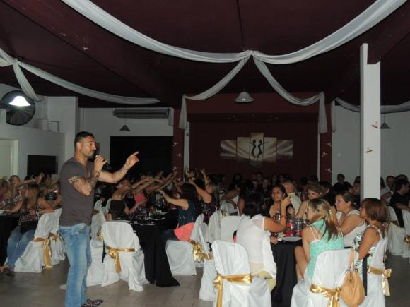 FOTOS SHOW GUSTAVO SANTILLAN EN¨SALON SEPTIEMBRE¨SABADO PASADO