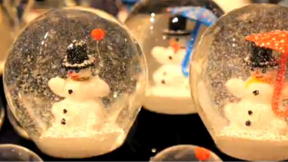 La familia que inventó los globos de nieve