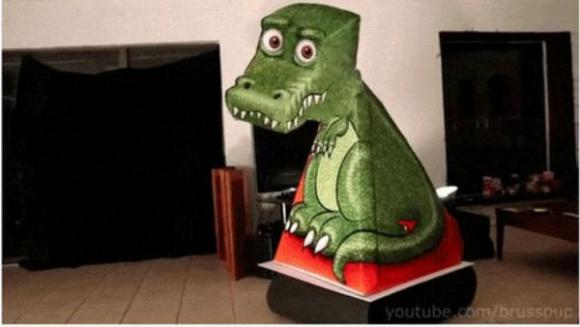 El Tiranosaurio de cartón que te sigue con la mirada (VIDEO)