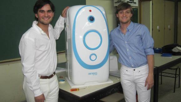 Dos estudiantes universitarios Argentinos diseñaron un lavarropas que funciona sin agua
