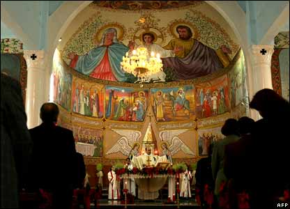 Obispos europeos y norteamericanos en la parroquia que atiende un sacerdote argentino