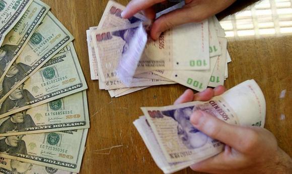 Proponen un desdoblamiento cambiario para frenar la suba del dólar blue