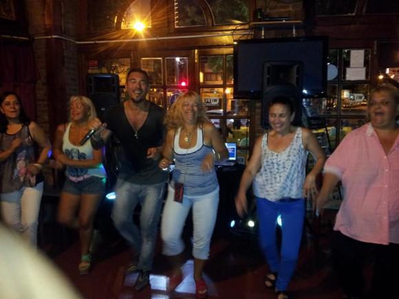 FOTOS SHOW GUSTAVO SANTILLAN EN¨LA BARBERIA¨ AYER