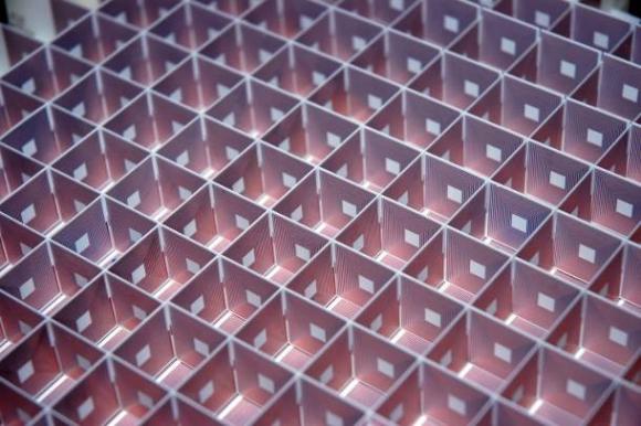 Una ¨lente¨ que enfoca campos magnéticos y transmite energía inalámbricamente como quiso hacer Nikola Tesla