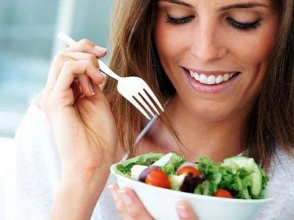 No ingerir ningún alimento disminuiría los efectos del ´jet-lag´